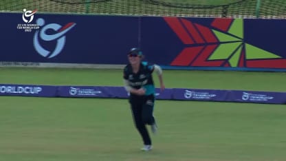 Georgia Plimmer grabs a stunner to dismiss Shafali Verma | IND v NZ | U19 Women's T20WC Semi-final